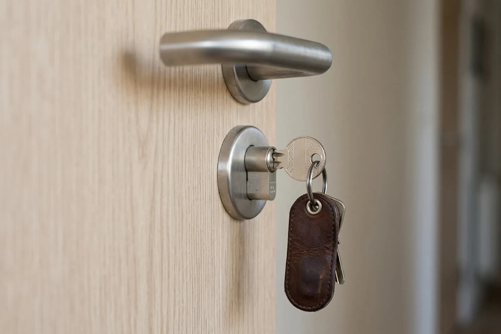 Technicien SRI sécurisant une porte forcée après effraction