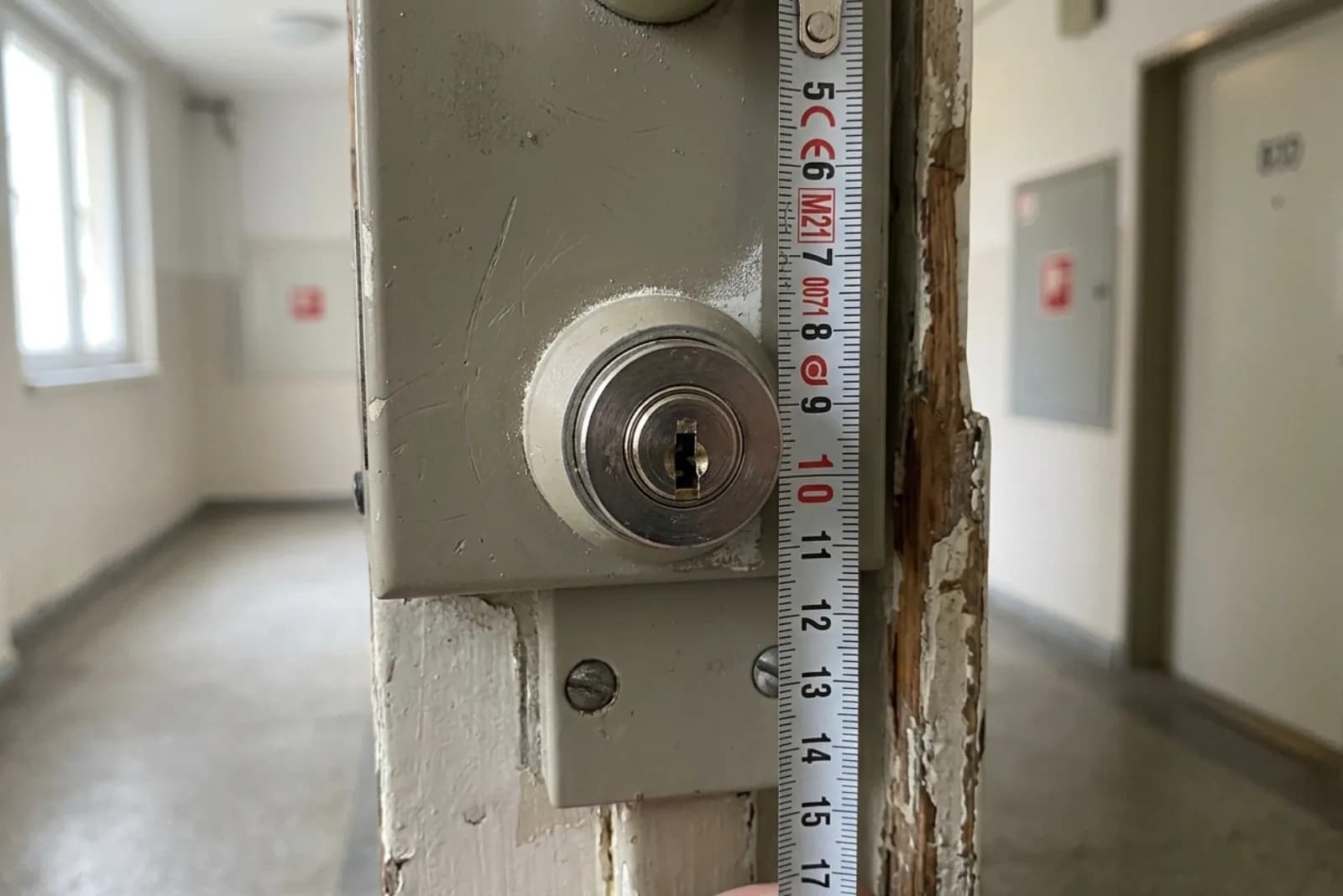 Porte d’entrée forcée sécurisée par un serrurier SRI après une effraction