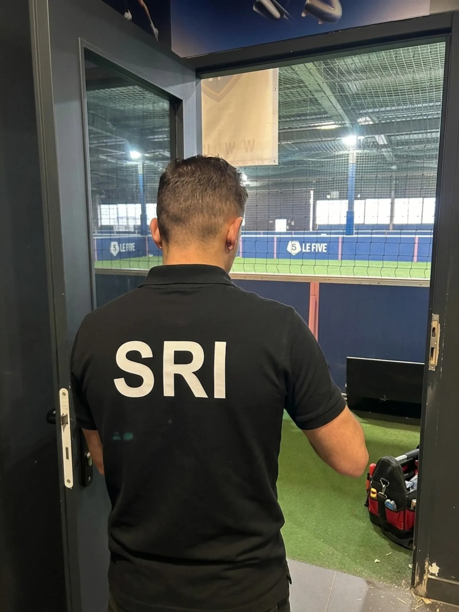 Lecteur de badge de contrôle d’accès installé par SRI — préparation de l’intervention