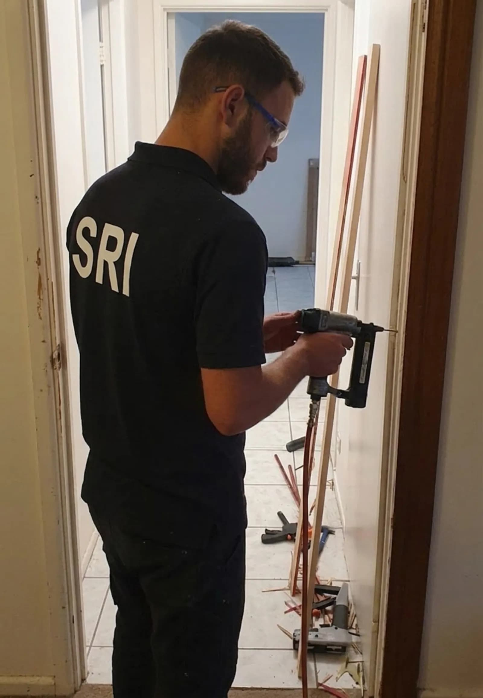 Serrurier SRI en intervention sur une porte d’entrée