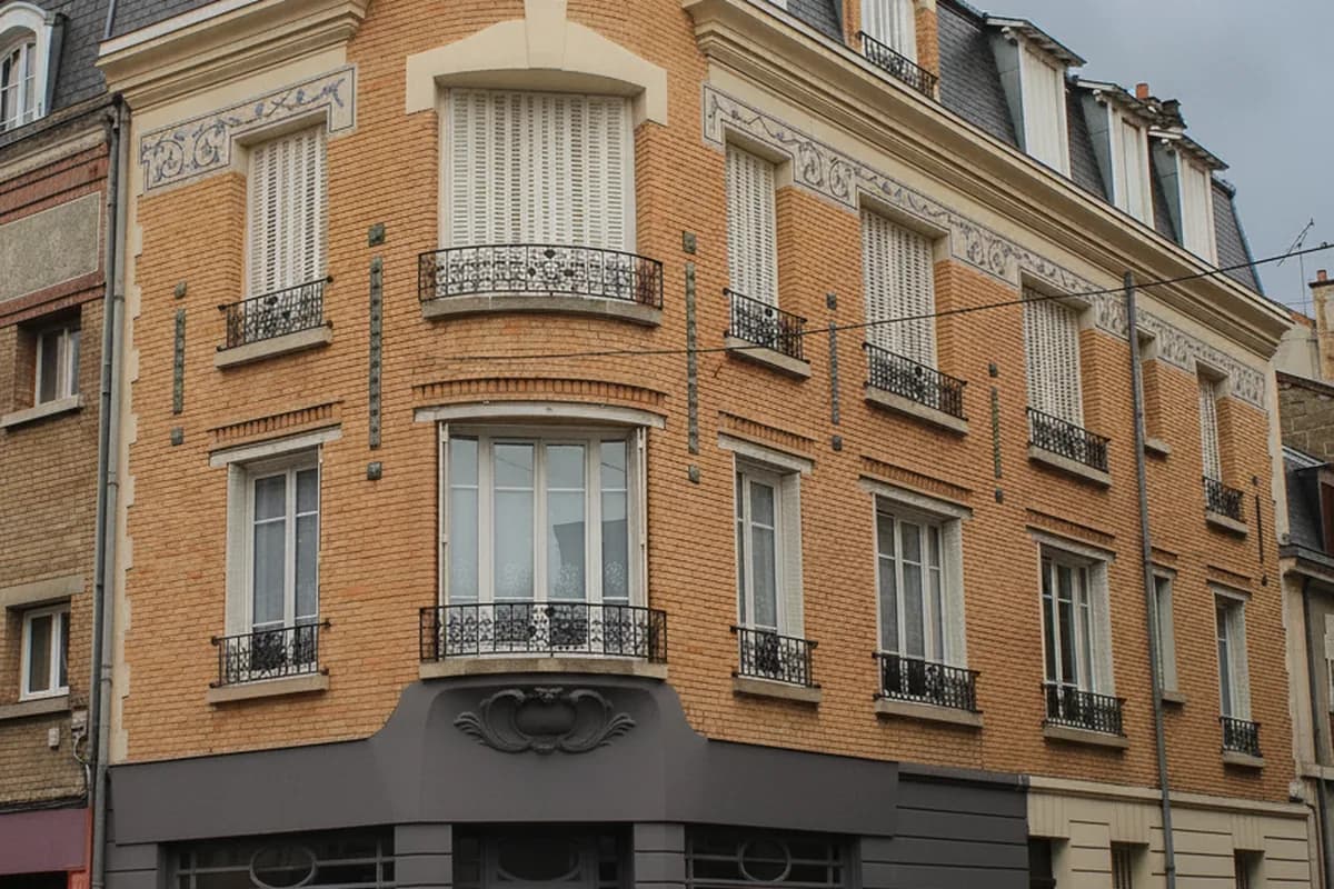 Façade d’immeuble de la Reconstruction rue Chanzy à Reims, portes d’entrée sur rue